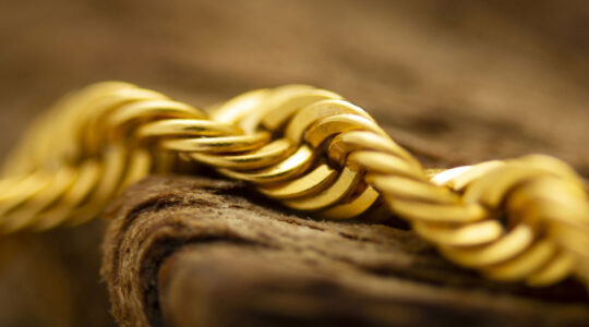 maille en gros plan d'un collier en or