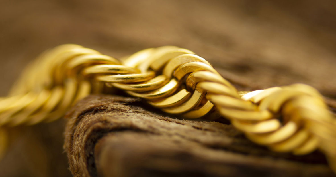 maille en gros plan d'un collier en or